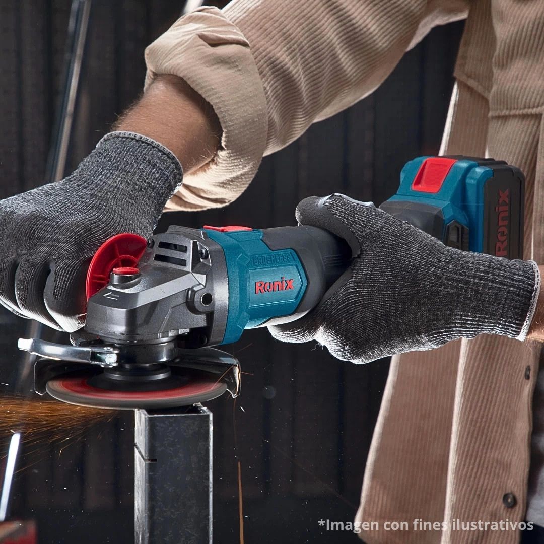 Foto de como se usa la Mini Amoladora Esmeriladora Angular Inalámbrica 20V RONIX